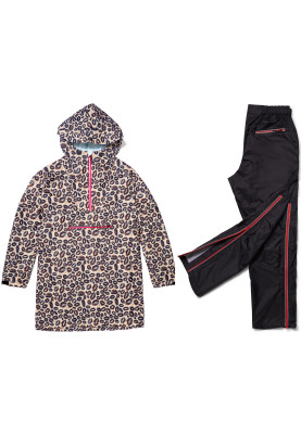 Leopard Kiss nachhaltiger Regenponcho + Schwarze Regenhose von Dripp Rainwear